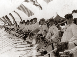 1945 год. 11-й традиционный Праздник Севера в городе Мурманске. Колонна гонщиков на оленях