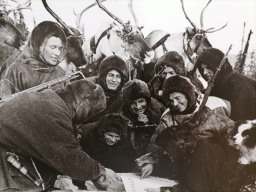 Солдаты Карельского фронта национального отряда саами читают газету. 1942 год